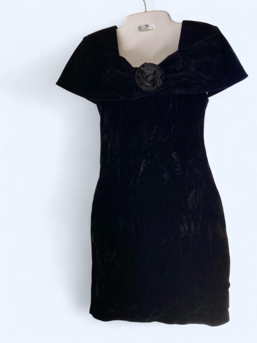 Paquette too vintage Black velvet dress with rose detail 10 has broken zipper